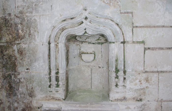 Bassine servant au lavage des objets de culte dans le transept droit