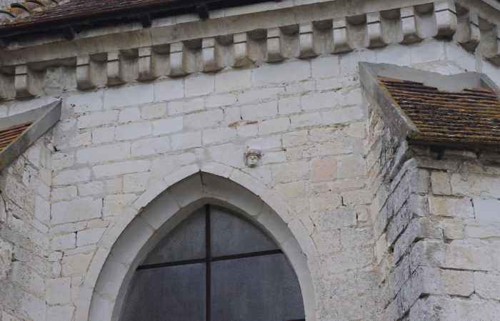 Tête à l'extérieur de l'église, côté sud